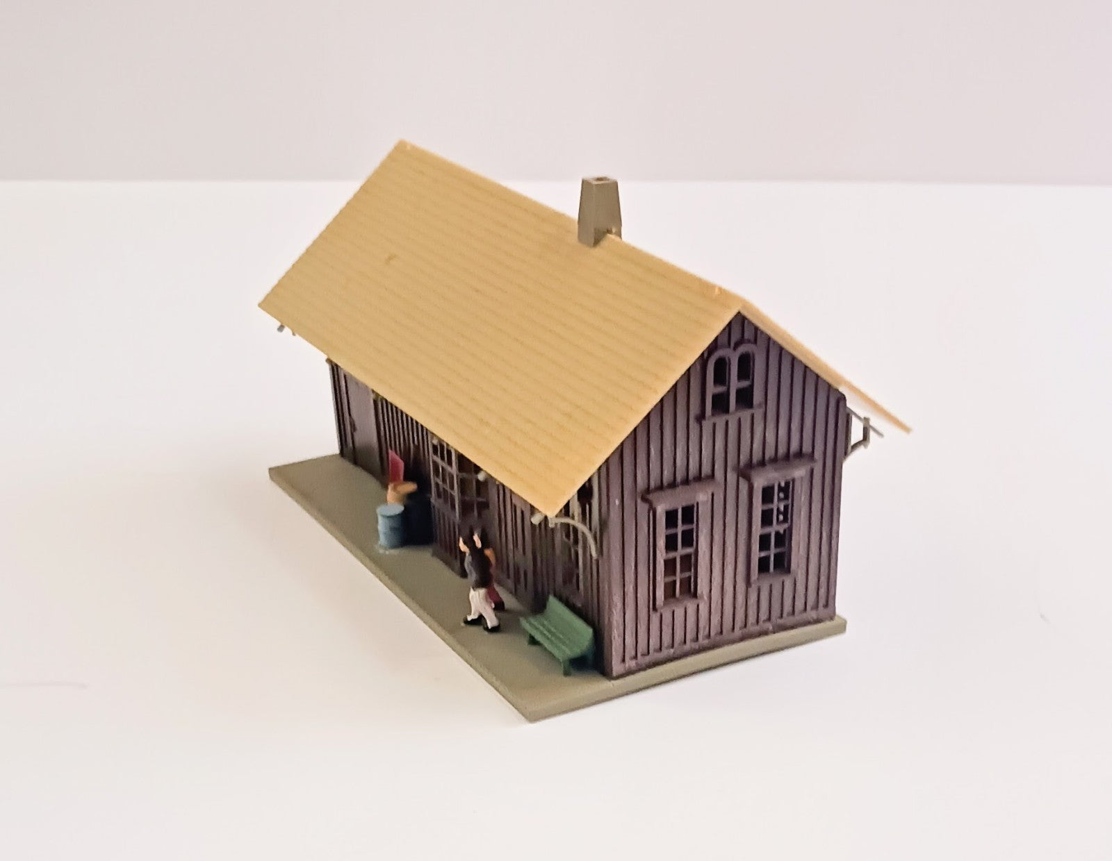 AHM HO SCALE # 15301 RURAL FREIGHT & PASSENGER STATION BUILDING