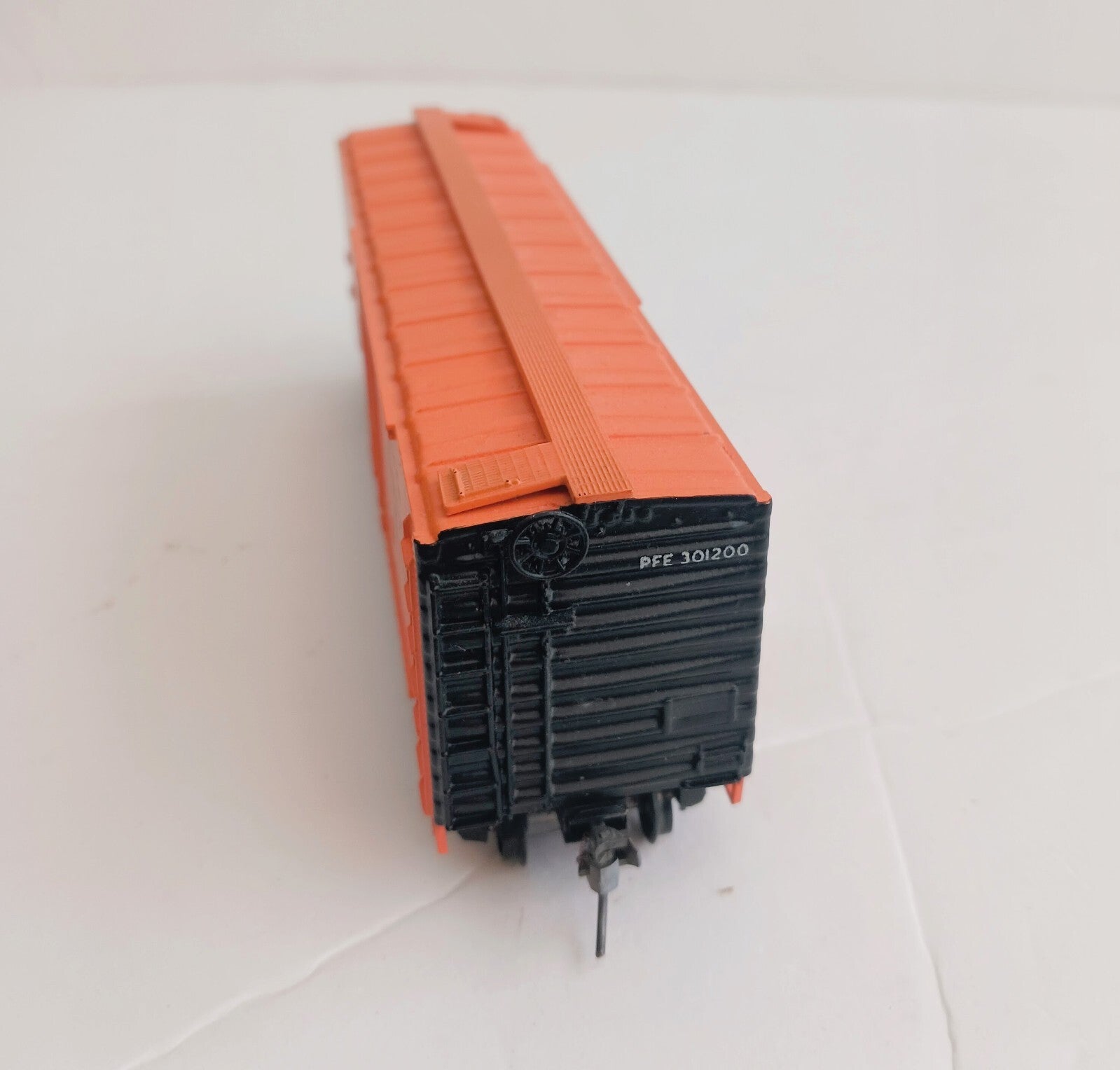 AHM HO SCALE PACIFIC FRUIT EXPRESS 301200 REEFER CAR