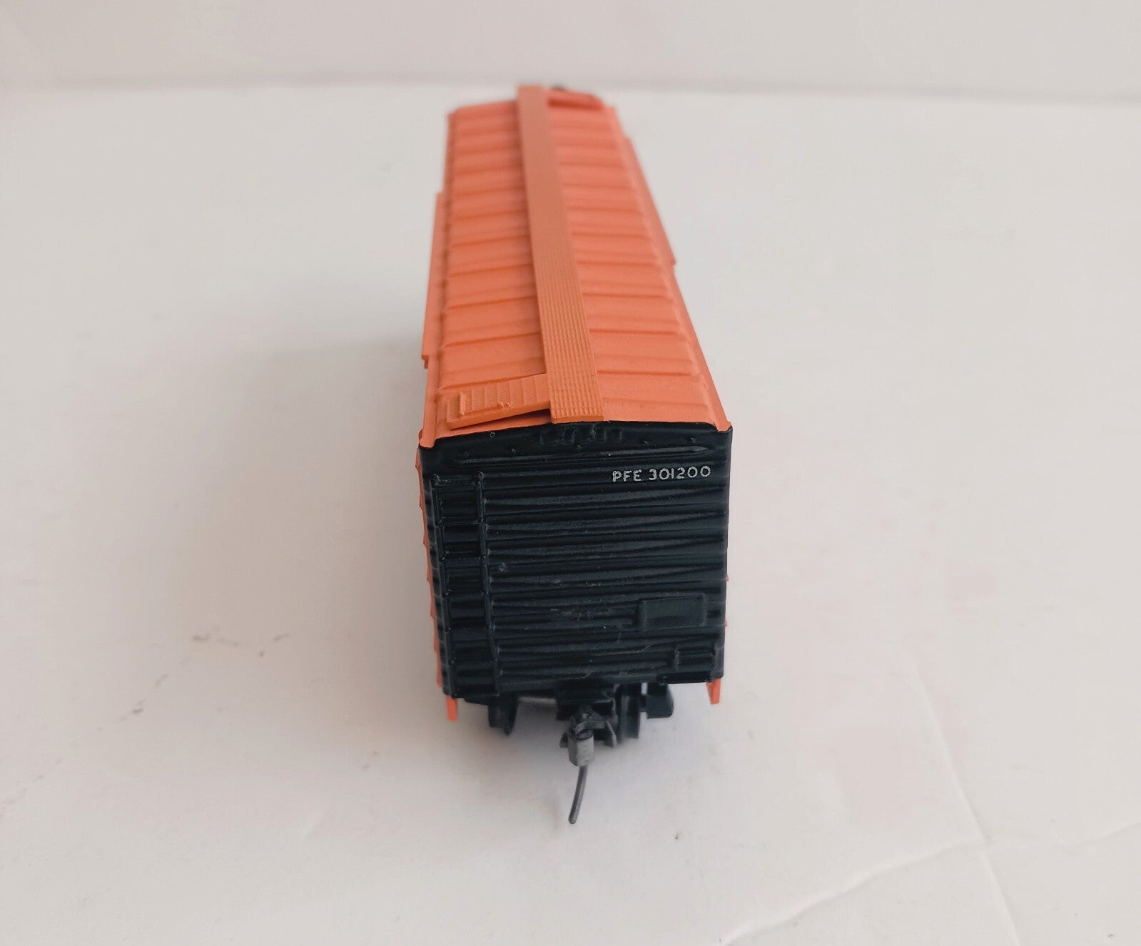 AHM HO SCALE PACIFIC FRUIT EXPRESS 301200 REEFER CAR