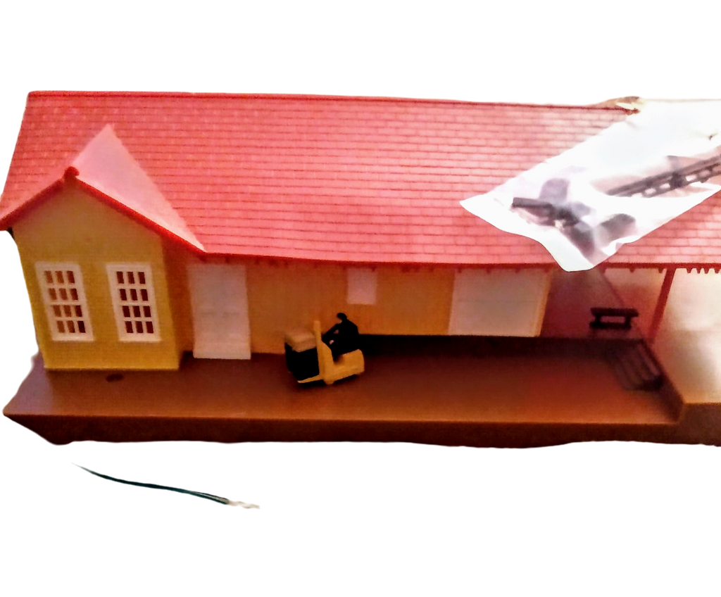 BACHMANN HO SCALE LIGHTED FREIGHT STATION