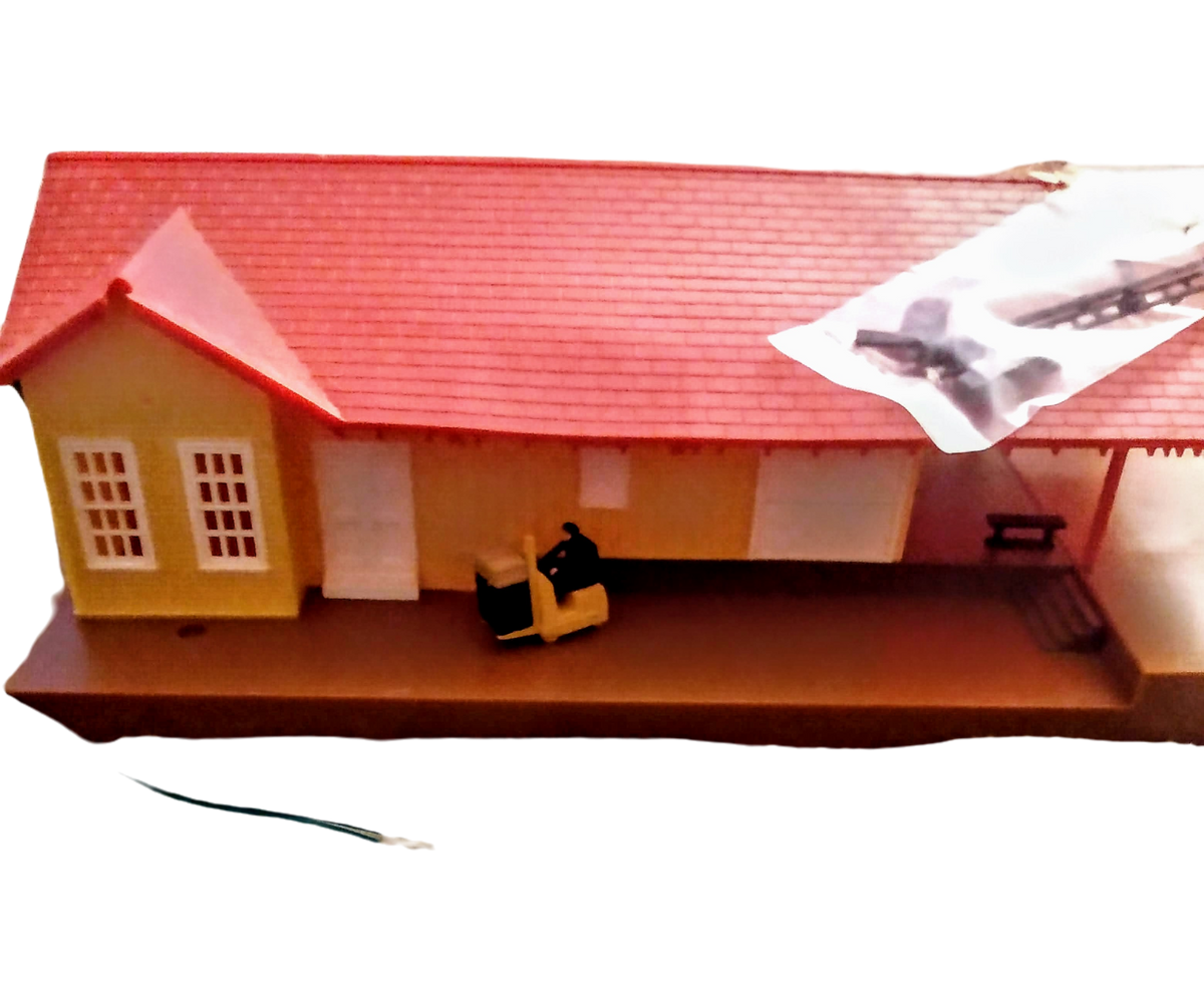 BACHMANN HO SCALE LIGHTED FREIGHT STATION
