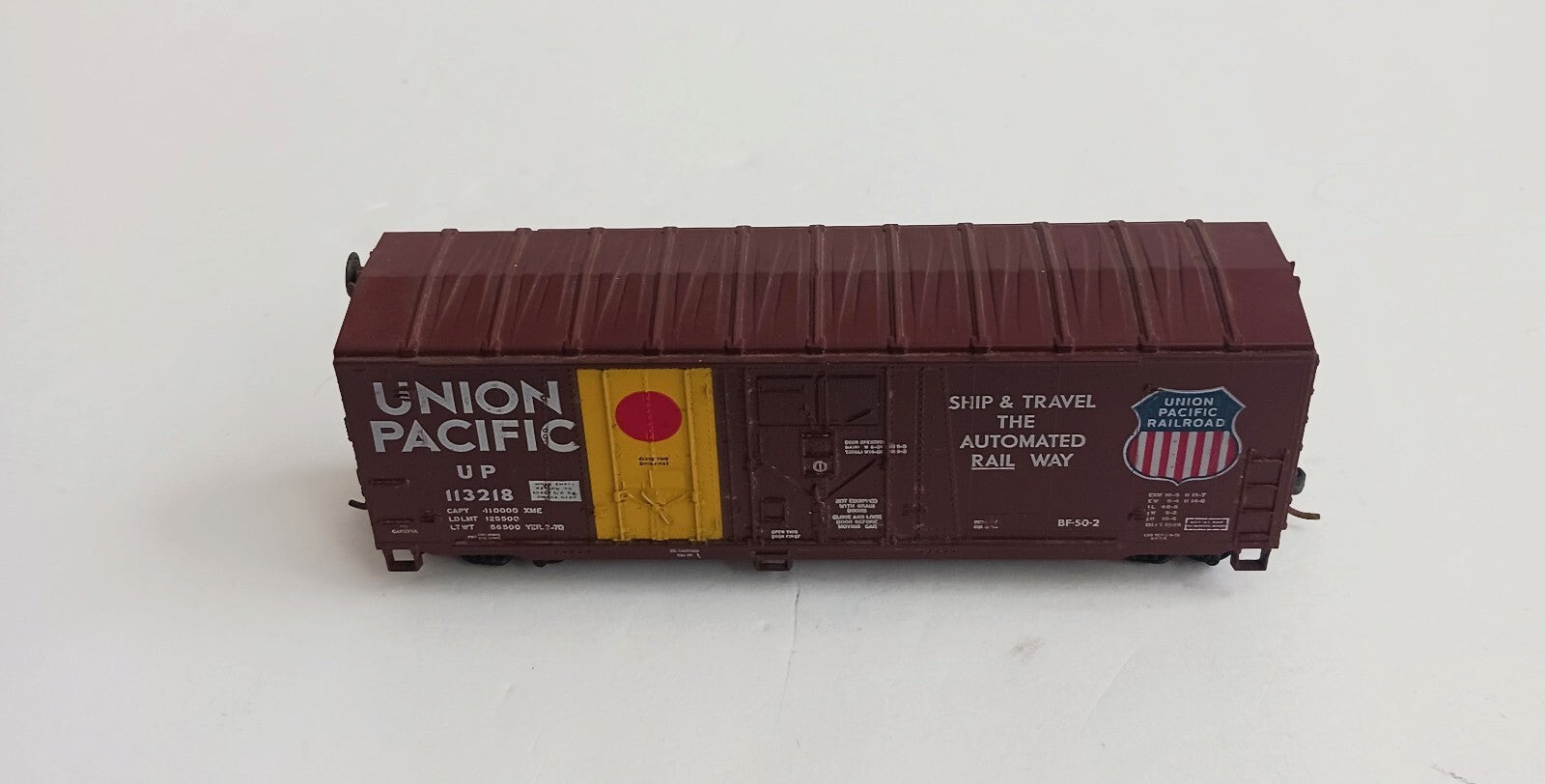 ATHEARN HO SCALE UNION PACIFIC 113218 BOX CAR