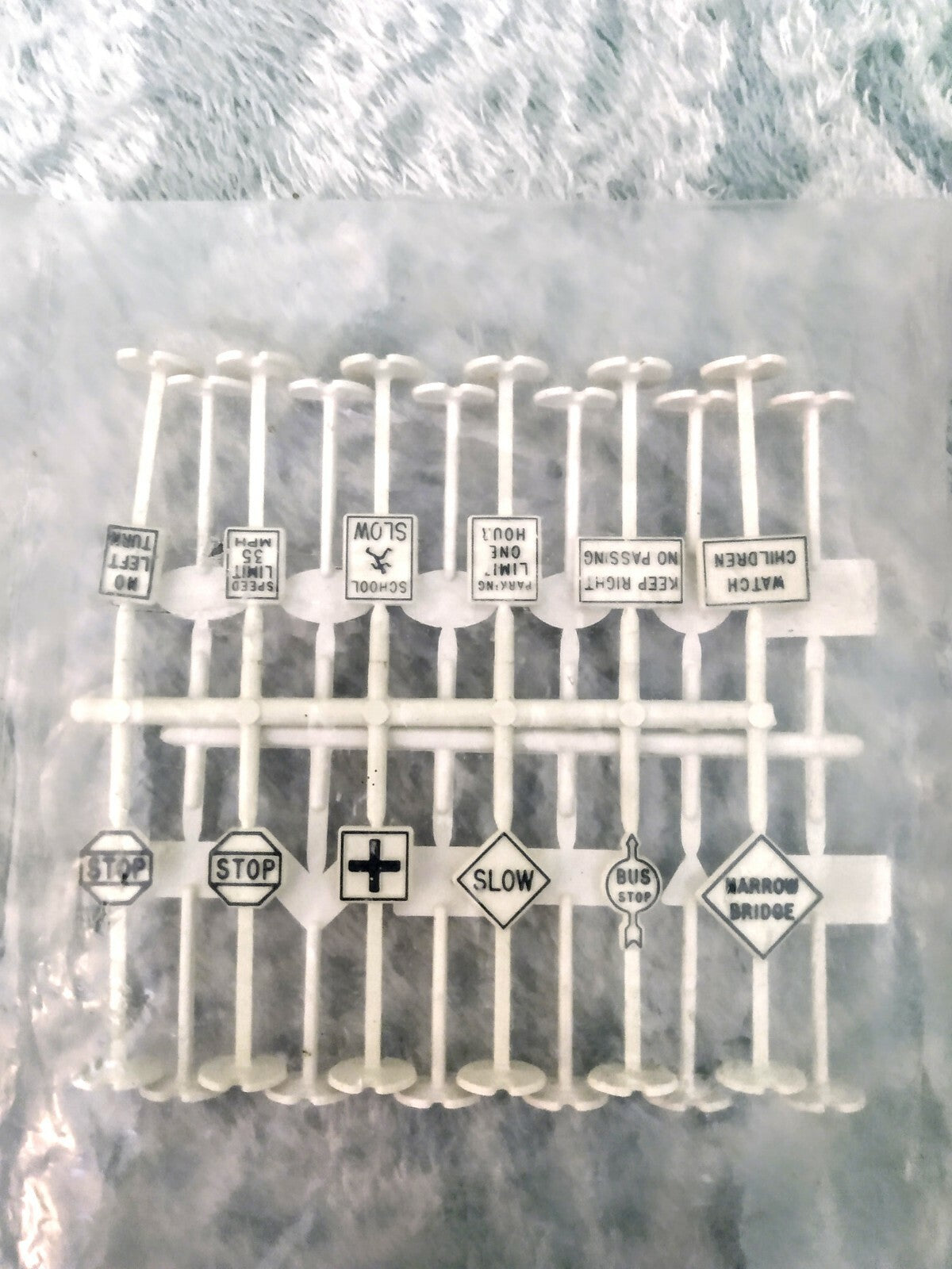 24 HO SCALE MODEL RAILROAD TRAIN SIGNS POLES