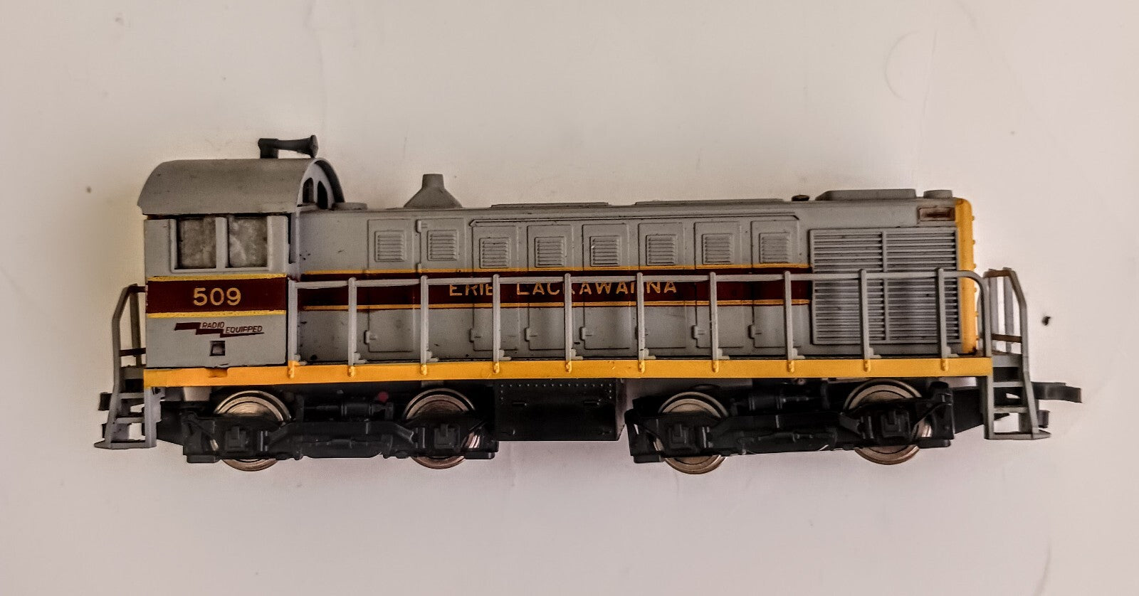 AHM HO SCALE ERIE LACKAWANNA 509 DIESEL LOCOMOTIVE