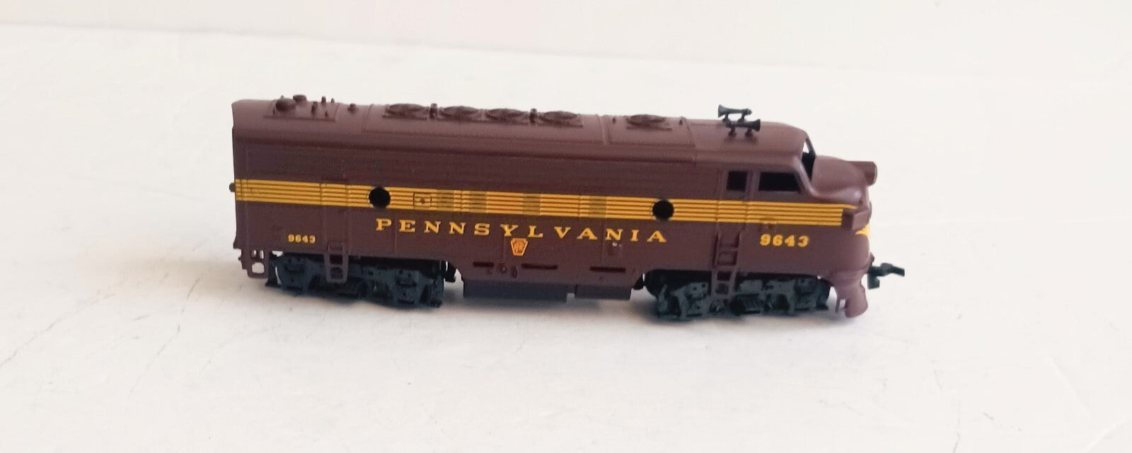 ATHEARN? HO SCALE 9643 PENNSYLVANIA UN-POWERED LOCOMOTIVE