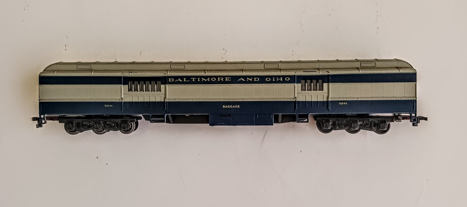ATHEARN HO SCALE BALTIMORE AND OHIO 3241 BAGGAGE CAR