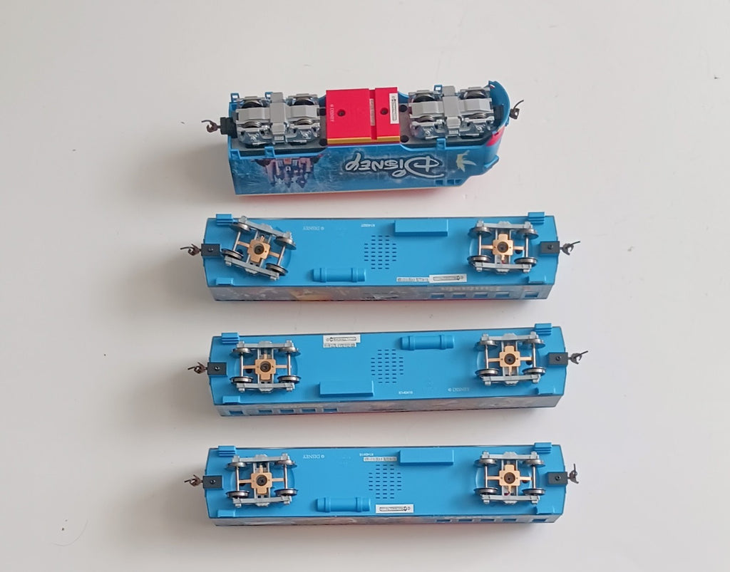 BACHMANN HO SCALE HAWTHORNE VILLAGE DISNEY DIESEL ENGINE WITH CARS