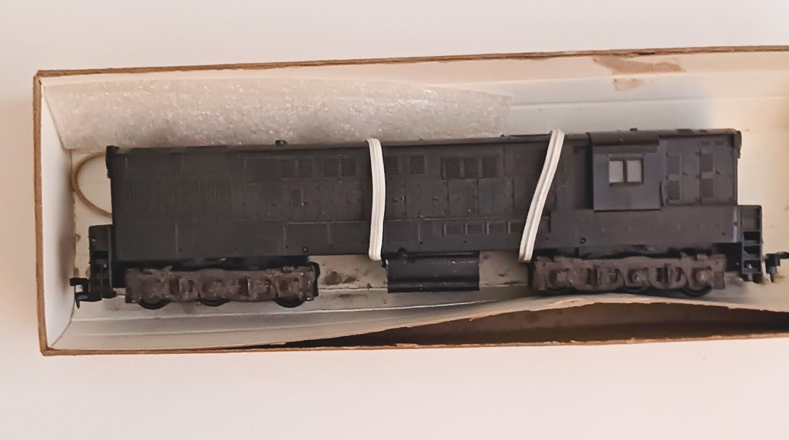 ATHEARN HO SCALE FAIRBANKS-MORSE UNDECORATED DUMMY DIESEL LOCOMOTIVE