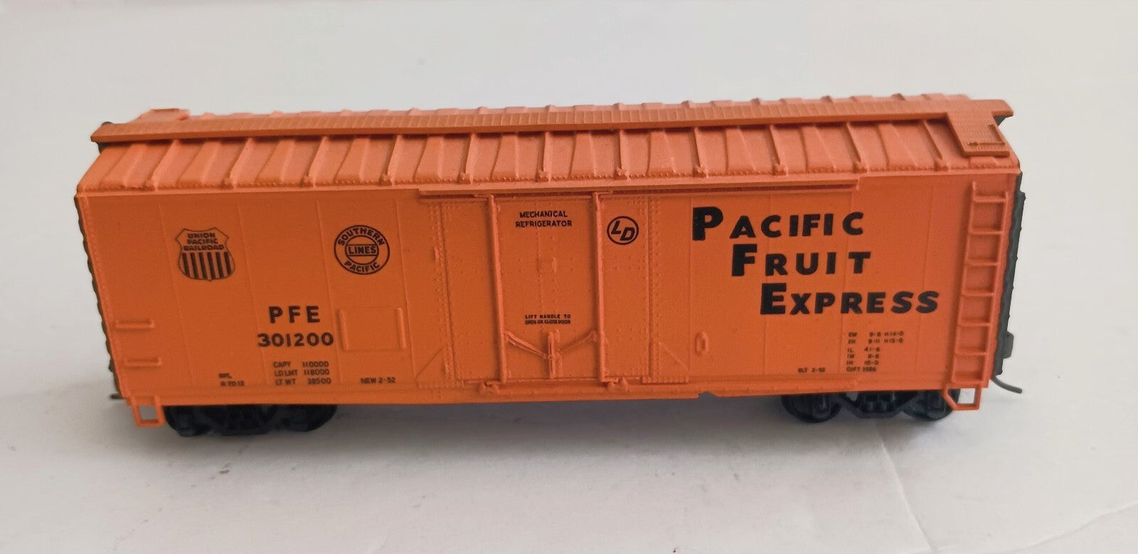 AHM HO SCALE PACIFIC FRUIT EXPRESS 301200 REEFER CAR