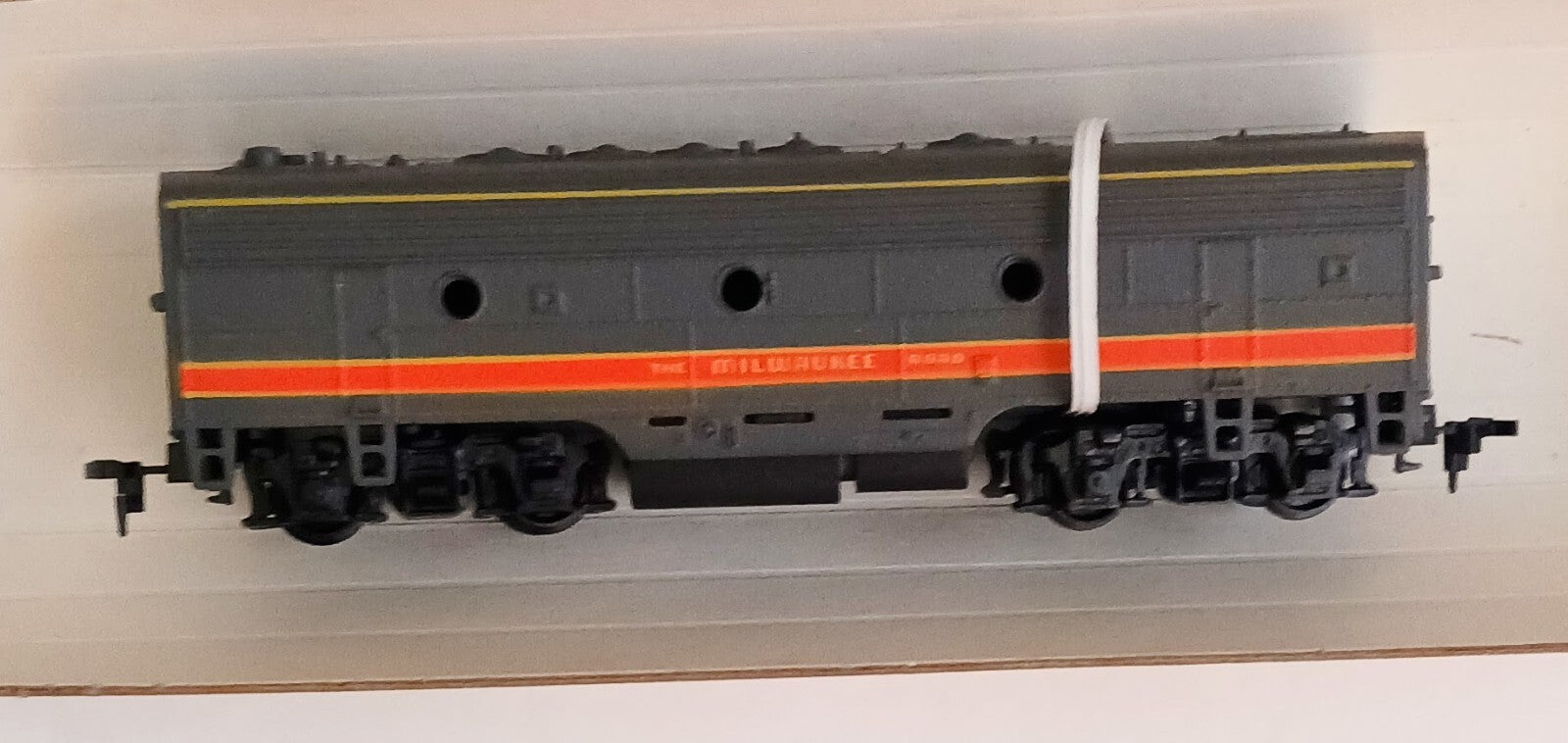 ATHEARN HO SCALE THE MILWAUKEE ROAD F7A DUMMY DIESEL LOCOMOTIVE # 3017