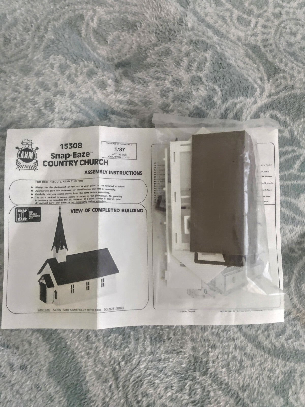 A.H.M.  HO 1/87  SNAP-EAZE  COUNTRY CHURCH