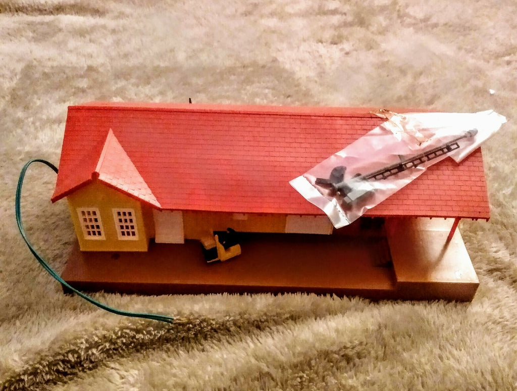 BACHMANN HO SCALE LIGHTED FREIGHT STATION