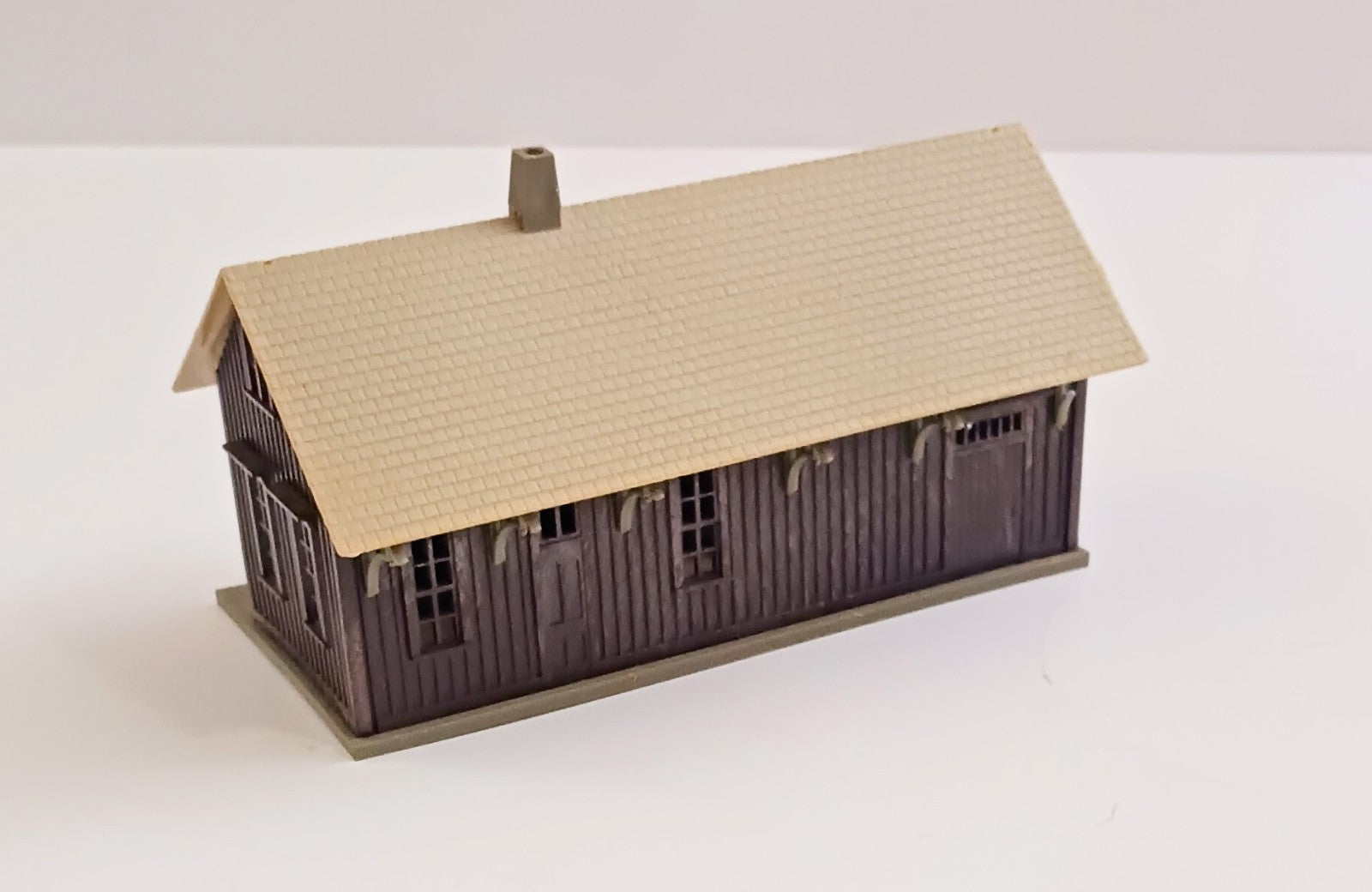 AHM HO SCALE # 15301 RURAL FREIGHT & PASSENGER STATION BUILDING