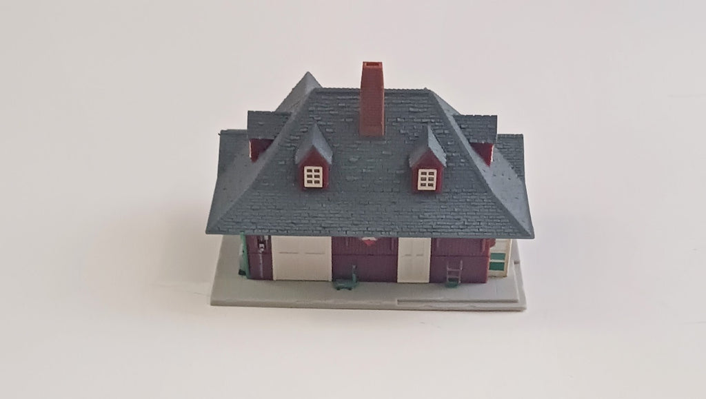 ATLAS HO SCALE HILLSIDE PASSENGER TRAIN STATION