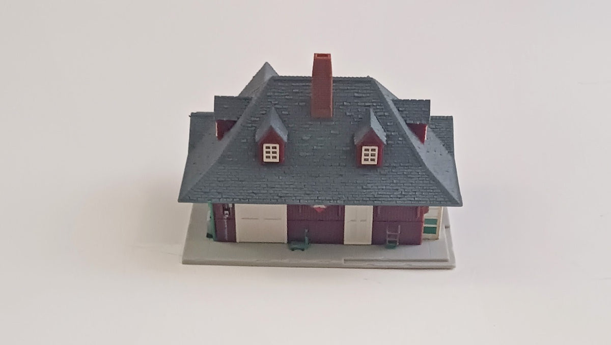 ATLAS HO SCALE HILLSIDE PASSENGER TRAIN STATION