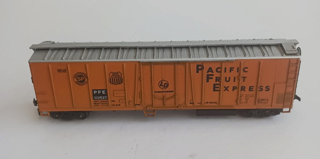 ATHEARN? HO SCALE SOUTHERN PACIFIC PACIFIC FRUIT EXPRESS REEFER CAR
