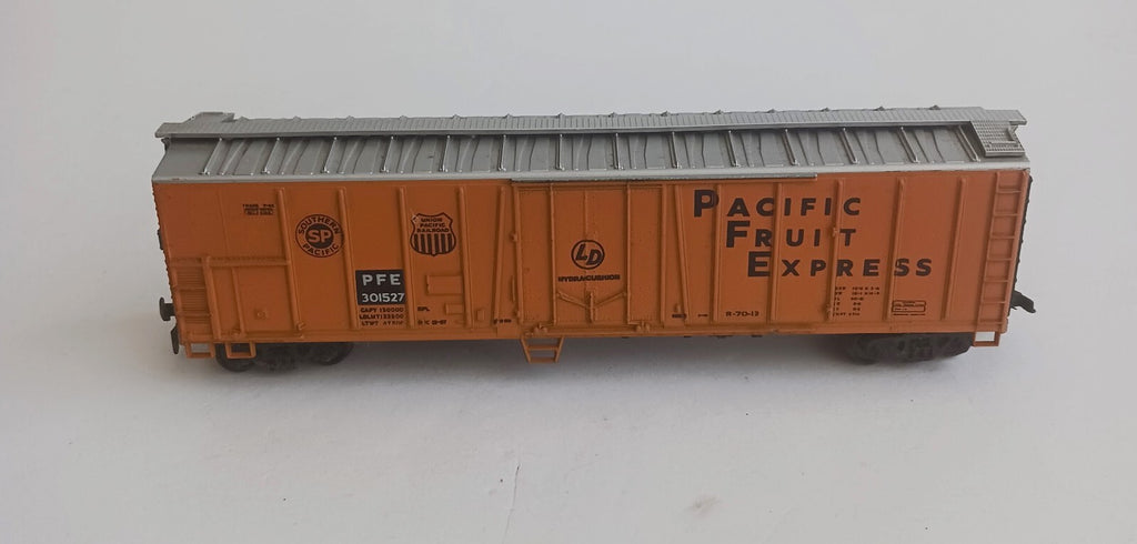ATHEARN? HO SCALE SOUTHERN PACIFIC PACIFIC FRUIT EXPRESS REEFER CAR