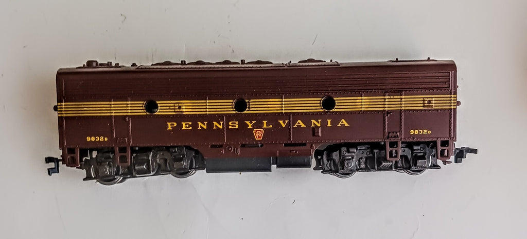 ATHEARN HO SCALE PENSYLVANIA 9832B DIESEL LOCOMOTIVE
