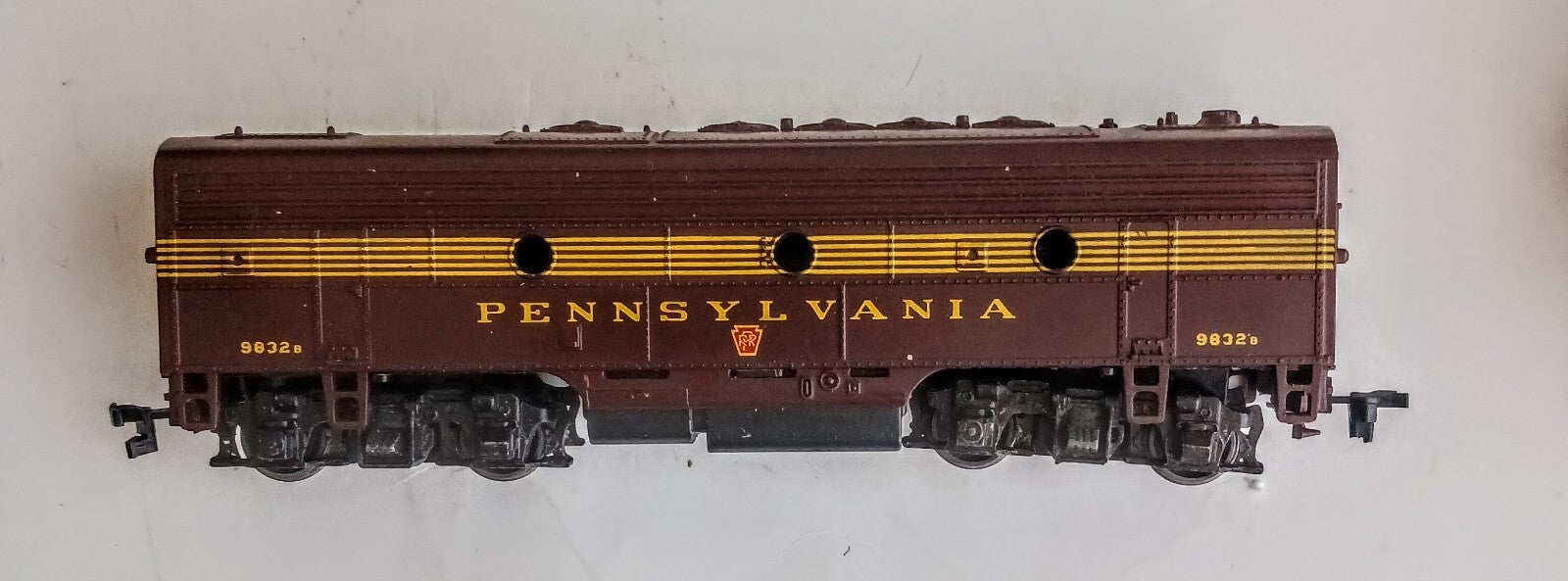 ATHEARN HO SCALE PENSYLVANIA 9832B DIESEL LOCOMOTIVE