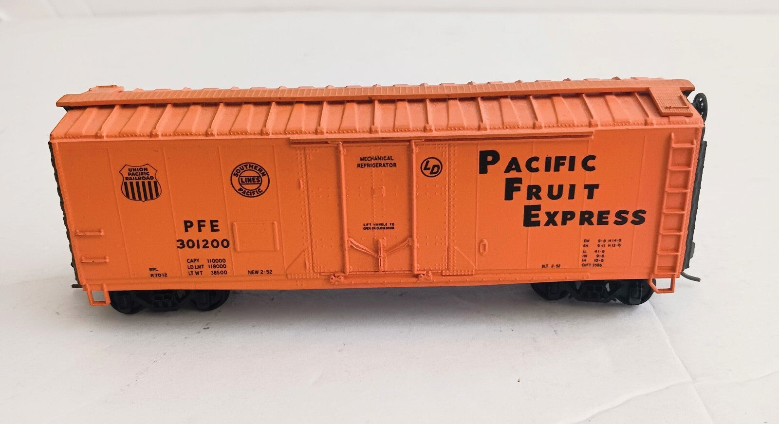 AHM HO SCALE PACIFIC FRUIT EXPRESS 301200 REEFER CAR