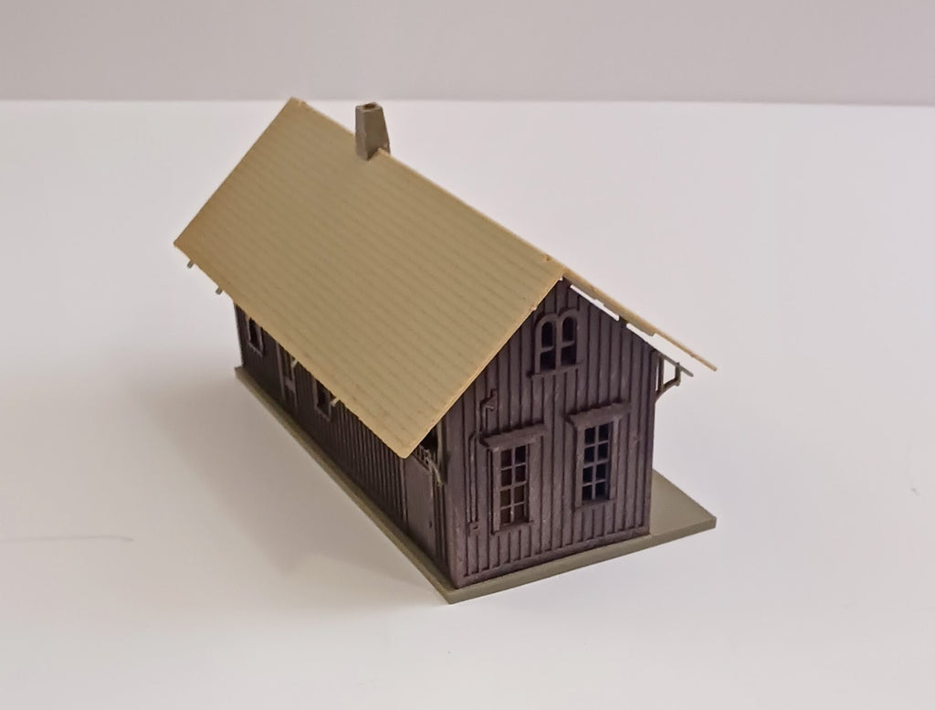 AHM HO SCALE # 15301 RURAL FREIGHT & PASSENGER STATION BUILDING